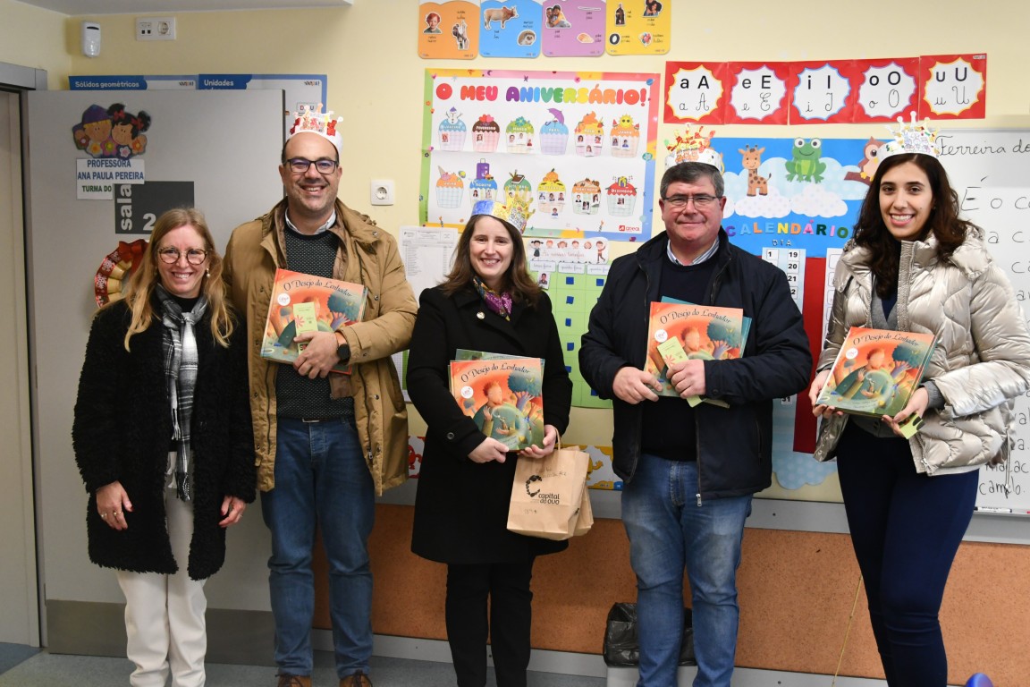 Oferta de livros aos alunos do concelho