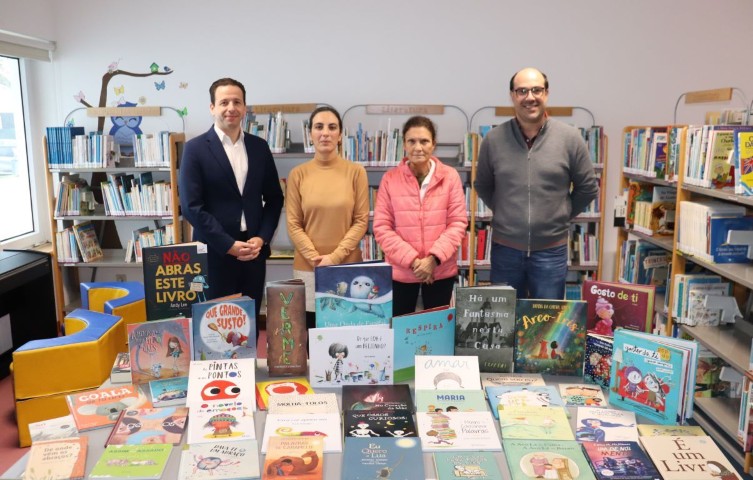 Fundação Maria Dias Ferreira oferece livros à Biblioteca